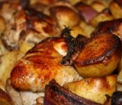 Курица в майонезе в духовке: с чесноком, сыром, картошкой Зажарить курицу с картошкой и сыром рецепт