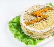 Праздничный салат Невеста: ингредиенты и пошаговый классический рецепт с копченой курицей слоями