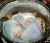 Рецепт: Курица вареная в луковой шелухе - Гораздо полезнее магазинного аналога